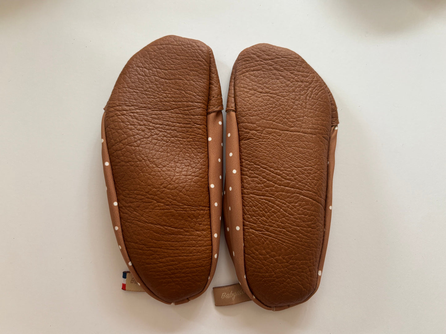 Les Petites Collerettes (à bouts de pieds marron)