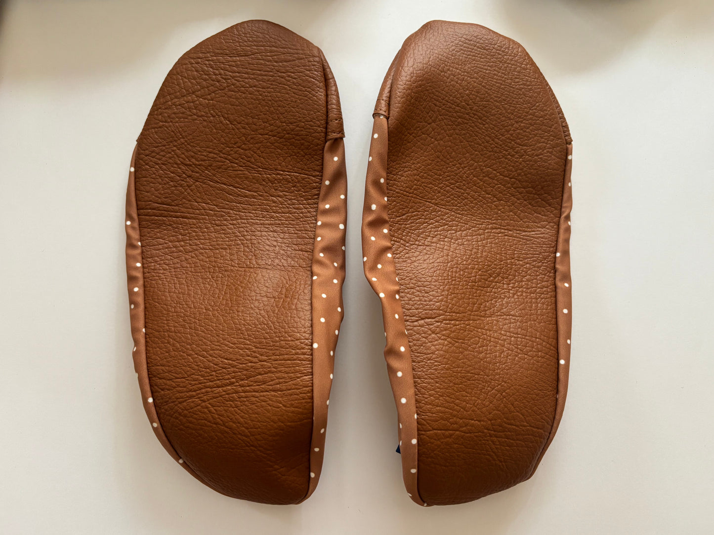 Les Petites Collerettes (à bouts de pieds marron)