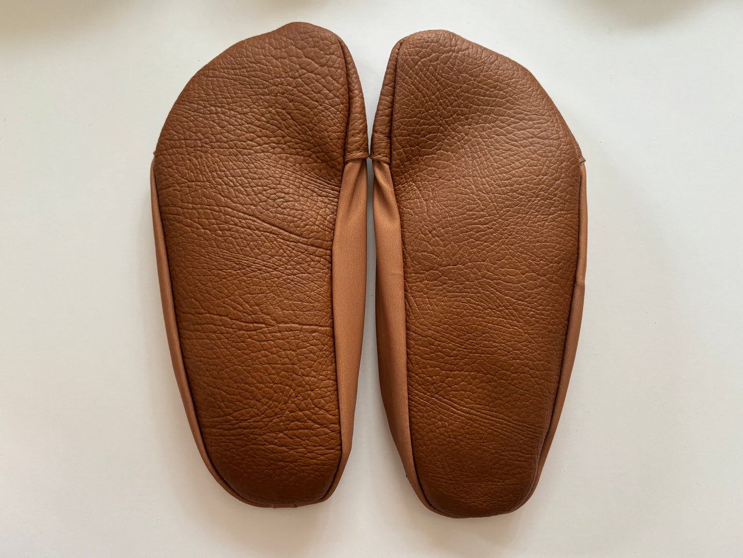 Les Petites Collerettes unies (à collerettes marron et à bouts de pieds marron)