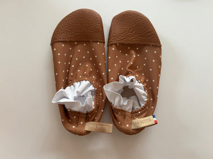 Les Petites Collerettes (à bouts de pieds marron)