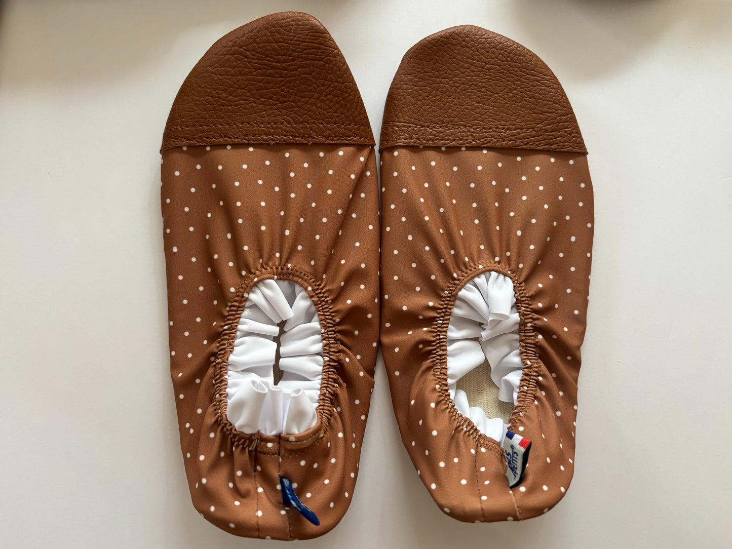 Les Petites Collerettes (à bouts de pieds marron)