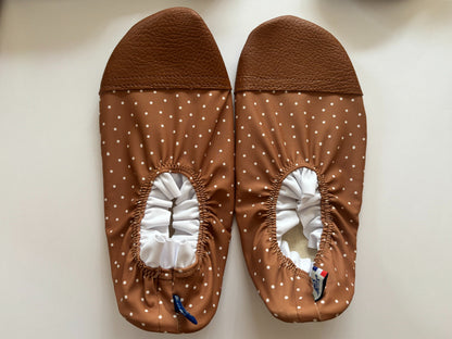 Les Petites Collerettes (à bouts de pieds marron)