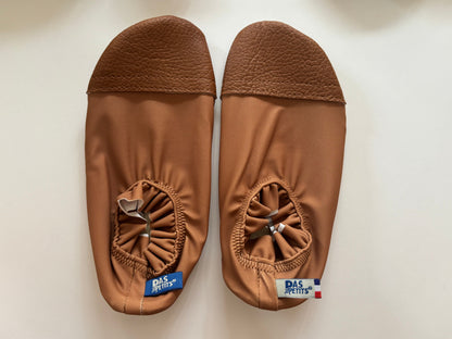 Les Petites Collerettes unies (à collerettes marron et à bouts de pieds marron)
