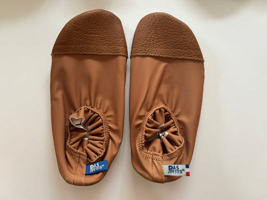 Les Petites Collerettes unies (à collerettes marron et à bouts de pieds marron)