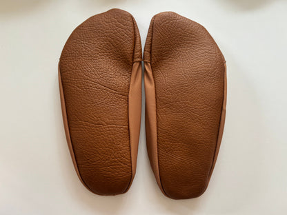 Les Petites Collerettes unies (à collerettes marron et à bouts de pieds marron)